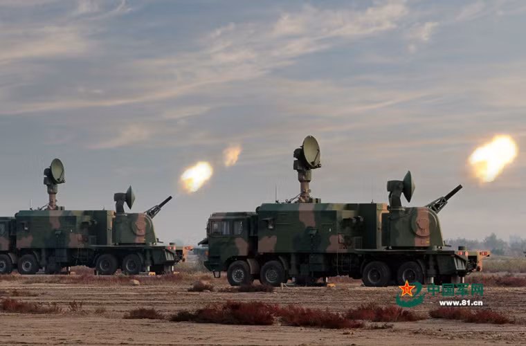 LD-2000 là hệ thống pháo phòng không tầm thấp, phản ứng nhanh phát triển dựa trên mẫu pháo Type 730 đặt trên các tàu chiến. Trên LD-2000 trang bị bệ pháo 7 nòng cỡ 30mm (tốc độ bắn 6.000 phát/phút, tầm bắn hiệu quả khoảng 2,5-3km), tích hợp cabin điều khiển, radar bắt bám mục tiêu.