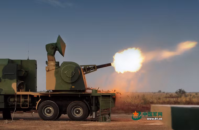 Hệ thống phòng không I-6 là sự kết hợp giữa các hệ thống pháo phòng không cao tốc LD-2000 và tên lửa tầm thấp HQ-6 dùng để bảo vệ trận địa phòng không tầm cao chống lại mục tiêu bay thấp, cực thấp. Trong ảnh là hệ thống pháo LD-2000 khai hỏa.