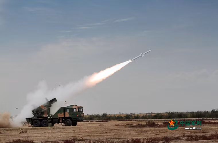 Bên cạnh LD-2000 là các xe phóng tên lửa HQ-6, trên mỗi xe được lắp 4 hộp chứa đạn tên lửa.