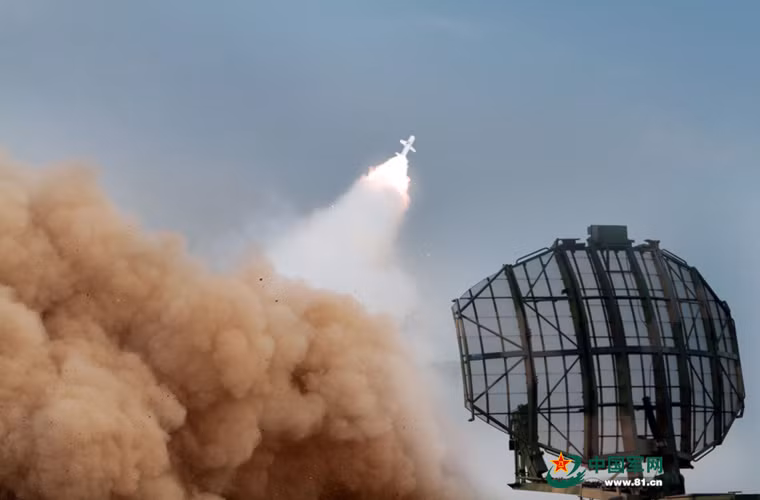 Tầm bắn tên lửa đạt tới 18km.