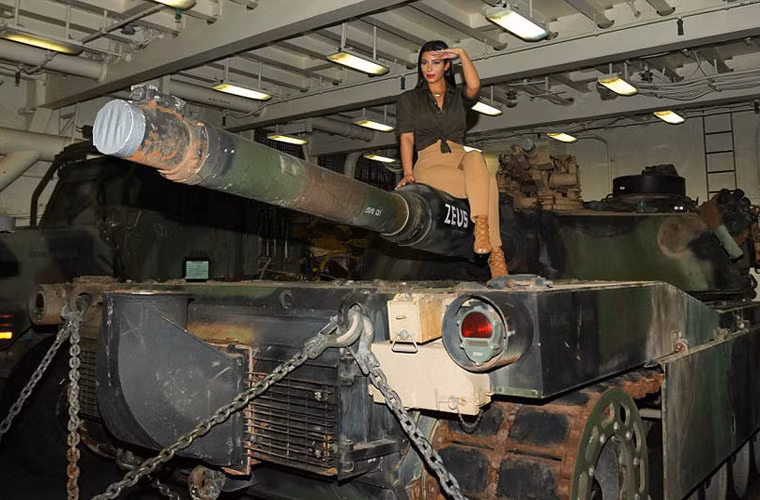 Người mẫu gợi cảm tạo dáng chụp ảnh cùng siêu tăng M1.