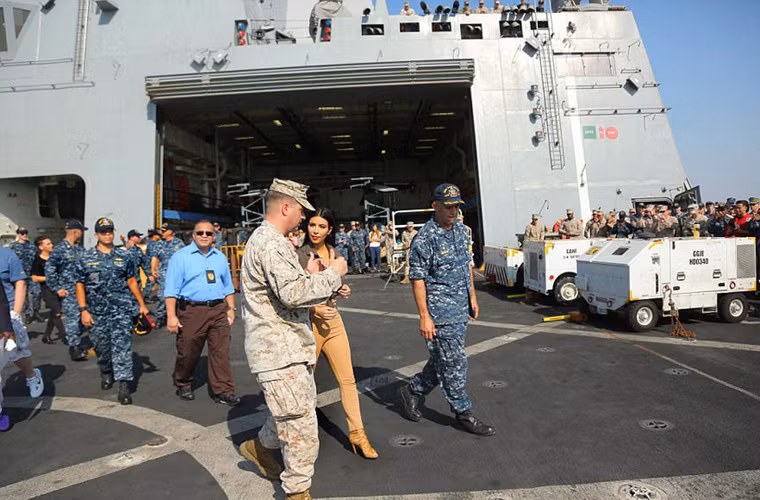 Chiếc tàu đổ bộ mà cô Kim tới thăm có lẽ thuộc lớp San Antonio – lượng giãn nước hơn 25.000 tấn.