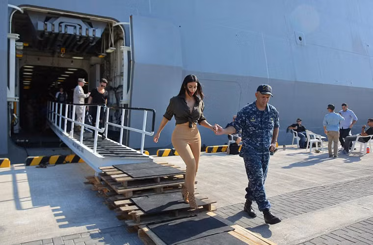 Được tiễn đưa một cách cẩn thận ra khỏi tàu đổ bộ.