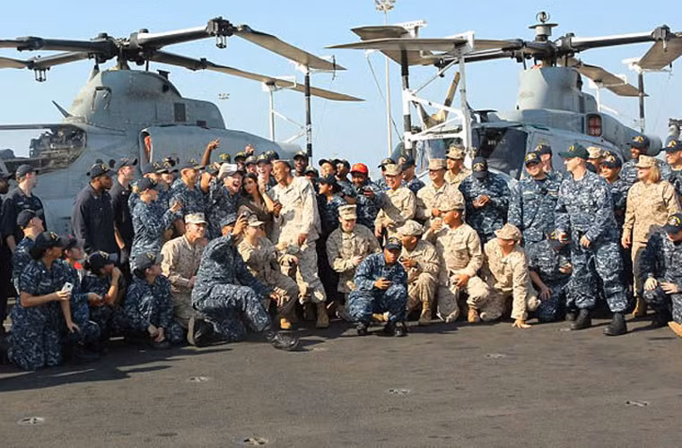 Chụp ảnh tập thể với sĩ quan, binh sĩ trên tàu đổ bộ.
