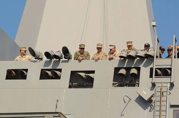 Các binh sĩ Mỹ chào tạm biệt người mẫu.