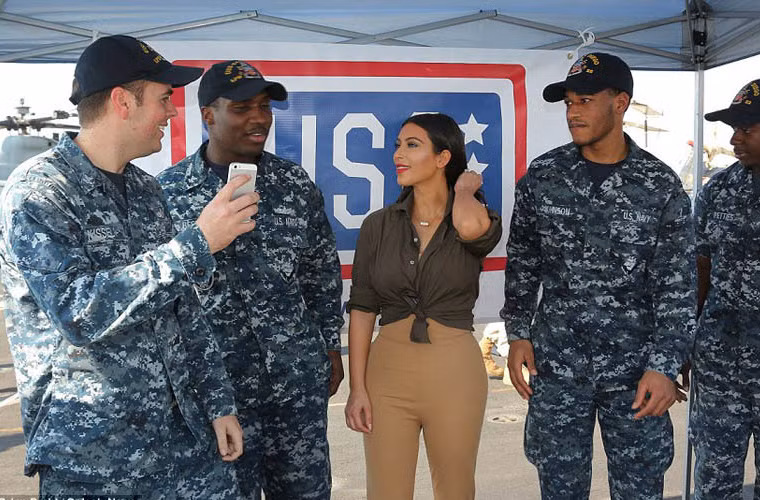 Nói chuyện vui vẻ với các binh sĩ trong bộ trang phục sexy.