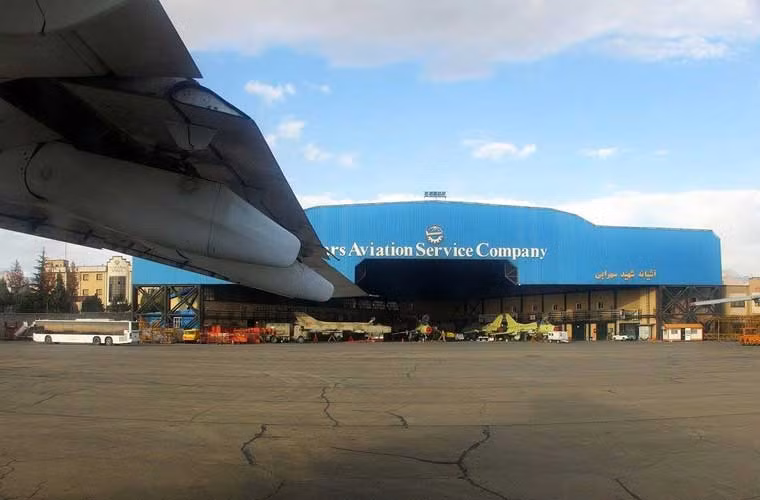 Hình ảnh được truyền thông Iran tuần qua đăng tải cho thấy dường như công nghiệp quốc phòng nước này đang cố gắng khôi phục các máy bay cường kích cánh cụp cánh xòe Su-20/22. Số máy bay này thu được từ Iraq năm 1991 – đúng hơn là phi công Iraq lái bay sang Iran “trốn” quân đội Mỹ nhưng do thiếu phụ tùng nên đã ngừng hoạt động.