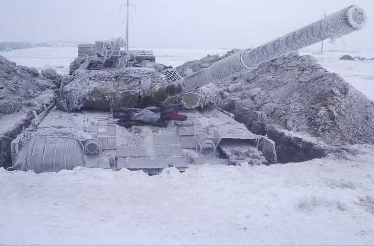 Chiếc xe tăng T-64 của Quân đội Ukraine nằm bên trong công sự phòng ngự ở miền đông.