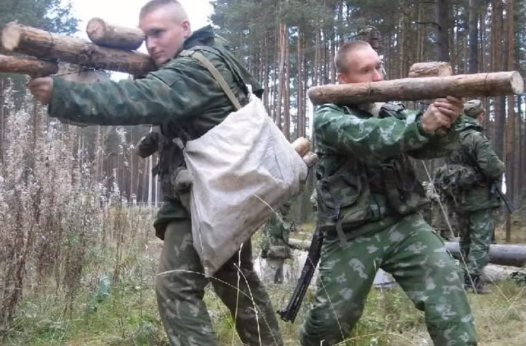 Tuần qua, trang mạng diễn đàn quốc phòng đăng tải hình ảnh hài hước nhưng có thật về lính Nga. Theo đó, trong các bài huấn luyện họ phải dùng những khẩu súng gỗ “khổng lồ”. Mặc dù việc dùng súng gỗ để huấn luyện là điều không lạ trong quân đội nhưng việc “sở hữu” khẩu súng gỗ to gần bằng người dùng nó là điều quá hiếm.