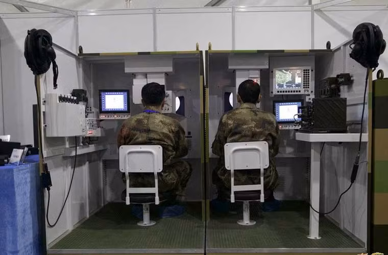 Báo Trung Quốc tuần qua đăng tải hình ảnh đầu tiên được tiết lộ về hệ thống lái mô phỏng xe tăng chiến đấu chủ lực Type 99 hiện đại nhất nước này.