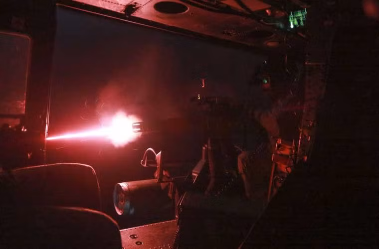 Chớp lửa đầu nòng của khẩu súng máy 6 nòng M134 minigun gắn trên trực thăng của Quân đội Mỹ tạo ra màu sắc huyền ảo.