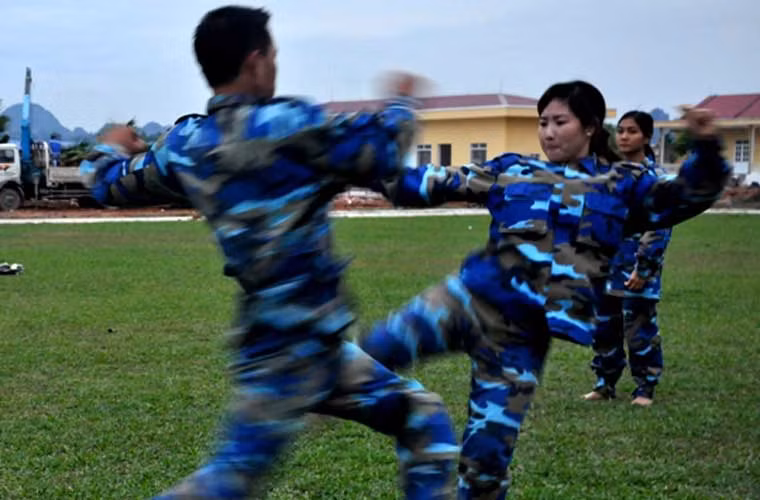 Nữ chiến sĩ Hải quân Nhân dân Việt Nam xinh xắn trong màn huấn luyện võ thuật đối kháng với nam chiến sĩ.