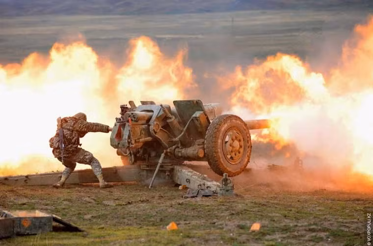 Chớp lửa đầu nòng “khủng” tạo ra khi khẩu lựu pháo D-30 122mm của Lục quân Kazakhstan khai hỏa.