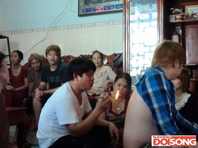 Thầy Sơn đang chữa trị cho một bệnh nhân.