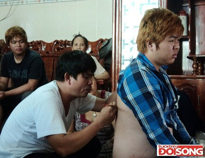 Cận cảnh màn chữa bệnh của "thần y" Sơn.