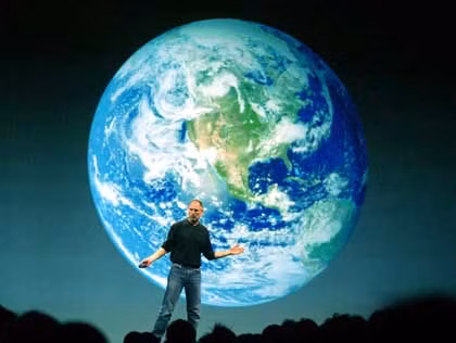 Chỉ sau 5 năm, iPhone đã có mặt ở hơn 100 quốc gia. Trong khi đó hãng McDonald danh tiếng phải mất 50 năm để mở rộng thị trường ra 100 nước.