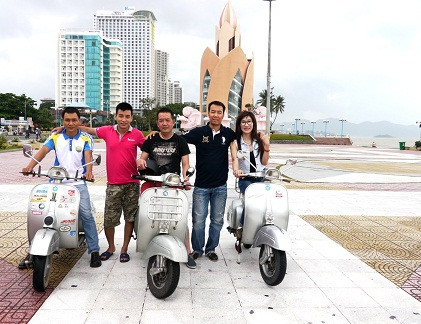 Hội xe Vespa Nha Trang đón anh Nam tại Quảng trường 2-4. (Anh Nam ngồi trên xe giữa).