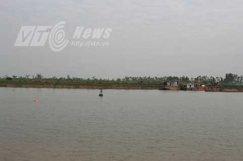 Tàu 'cát tặc' đang bị chìm dưới sông vẫn chưa được trục vớt - Ảnh Minh Khang.