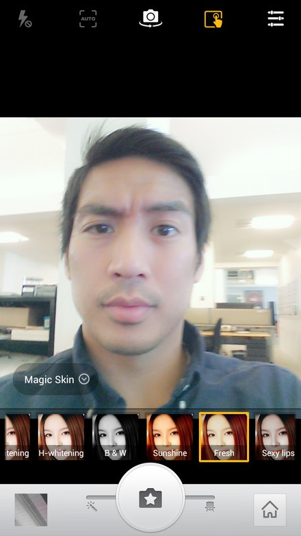 Nhấn nút chụp, hình ảnh sẽ có hiệu ứng mà bạn muốn. Hiệu ứng “Magic skin” có tác dụng làm sáng da, mịn da cho những bức ảnh chụp chân dung, “Light Color” để tăng độ sáng cho hình ảnh, “HDR” giúp tăng độ tưởng phản và tạo hiệu ứng ảnh sắc nét, “Ghost” để thêm hình ảnh bóng ma...