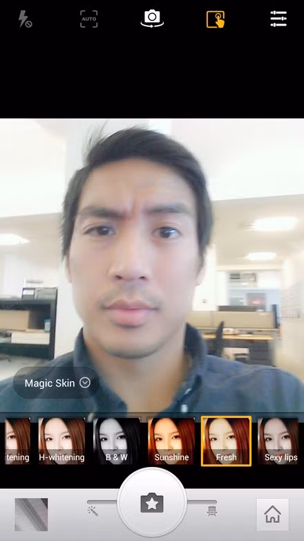 Nhấn nút chụp, hình ảnh sẽ có hiệu ứng mà bạn muốn. Hiệu ứng “Magic skin” có tác dụng làm sáng da, mịn da cho những bức ảnh chụp chân dung, “Light Color” để tăng độ sáng cho hình ảnh, “HDR” giúp tăng độ tưởng phản và tạo hiệu ứng ảnh sắc nét, “Ghost” để thêm hình ảnh bóng ma...