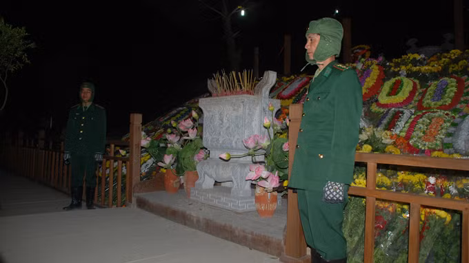 Giữa đêm giá rét, hai chiến sĩ biên phòng vẫn đứng canh gác bảo vệ mộ Đại tướng - Ảnh: Quốc Nam.