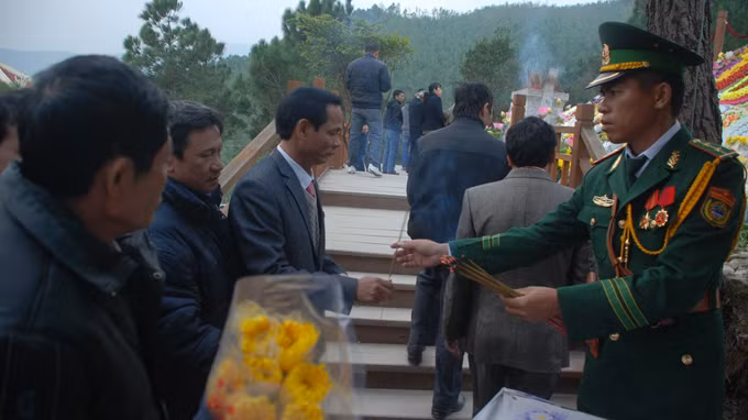 Anh Hoàng Đức Lợi, một trong 31 chiến sĩ biên phòng hướng dẫn khách vào viếng mộ Đại tướng chiều 21-12 - Ảnh: Quốc Nam.