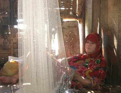 “Dị nhân” đang thoăn thoắt đan lưới.