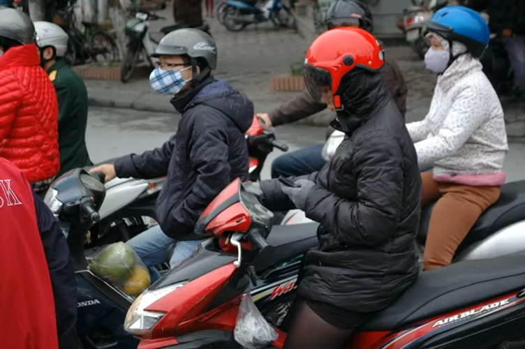 Hà Nội đón đợt rét sâu đầu tiên. Tuần vừa qua, Hà Nội đã đón đợt rét sâu đầu tiên, khiến nhiều người ra đường phải mặc áo mưa, trùm khăn kín mít. Ảnh: Kiến Thức