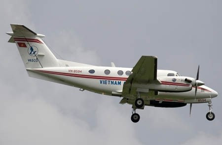 Máy bay Việt Nam hạ cánh bằng bụng. Chiều ngày 25/11, chuyến bay chuyển trường (làm nhiệm vụ bay hiệu chuẩn) mang số hiệu VFC-750 của Công ty bay dịch vụ hàng không Vasco, công ty con của VNA, xuất phát từ Đà Lạt hạ cánh tại Buôn Mê Thuột lúc 16h 20 trong tình trạng không hạ được càng. Cơ trưởng chuyến bay đã phải thực hiện hạ máy bay bằng bụng với sự hỗ trợ của bộ phận kỹ thuật Sân bay Buôn Mê Thuột. Ảnh: Tiền Phong