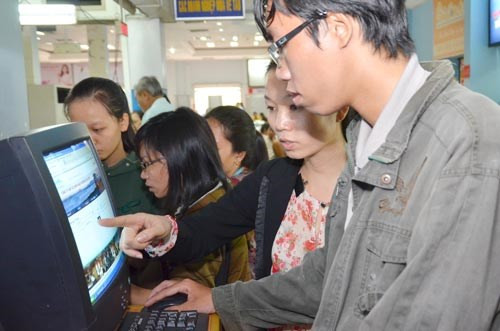 Đề xuất nghỉ tết trước 3 ngày. Đề xuất nghỉ Tết Nguyên đán trước 3 ngày được đưa ra trong cuộc họp tổng kết tình hình ATGT 11 tháng của năm 2013 mới đây. Theo đó, nghỉ từ 28 Tết tới mùng 6 Tết đi làm, thay vì từ 30 tới mùng 9 Tết sẽ linh hoạt trong vận dụng quy định để người dân không ám ảnh bởi ùn tắc, nhồi nhét, tai nạn khi tham gia giao thông. Ảnh: Người Lao Động