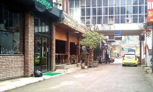 Zone 9 mở cửa lại. Sau vụ cháy khiến 6 người chết ngạt không lâu, Zone 9 (Hà Nội) đã mở cửa trở lại. Một số người dân khu vực cho biết, họ không hiểu lý do gì, khu vực này lại được mở cửa trở lại nhanh đến vậy. Khi xảy ra cháy và sau cháy, cơ quan chức năng đã cấm cửa, nhưng tới hôm 21, 22/11 thì đã mở cửa trở lại. Ảnh: Kiến Thức