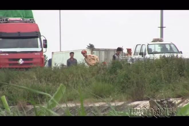 Nghi ngờ bị ghi hình, một chiến sĩ CSGT thể hiện tinh thần cảnh giác cao độ.