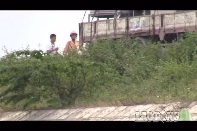 Khi xe bị dừng, chỉ có phụ xe xuống làm việc.