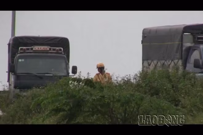 Xe trước chưa kiểm tra xong, đã vẫy tiếp xe sau.