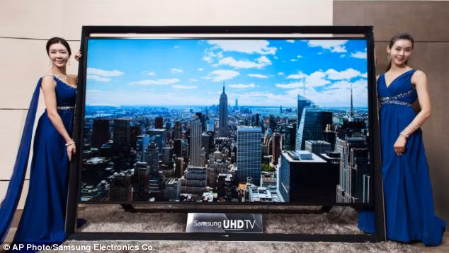 Samsung chào bán mẫu tivi với giá khoảng 3.5 tỉ VND.