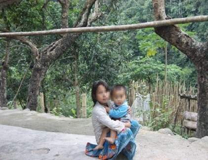 Những đứa trẻ mới lớn người Mông luôn có nguy cơ “món hàng” của bọn buôn người. (Ảnh một em gái người Mông ở xã Trung Lý, Mường Lát, Thanh Hóa). Ảnh: L.H.V.