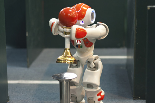 Bắt chước chính nó. Việc xây dựng một robot là bản sao của chính nó hoặc tái tạo các thành phần bị mất hoặc bị hư hỏng là điều vô cùng khó khăn. Và đương nhiên, việc sinh sản cũng là điều không tưởng.