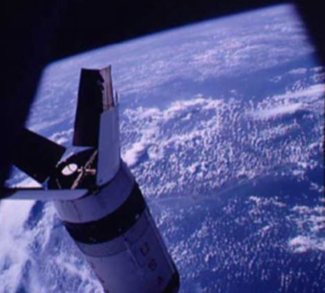 Apollo 7 vẫn còn trong quỹ đạo Trái đất.