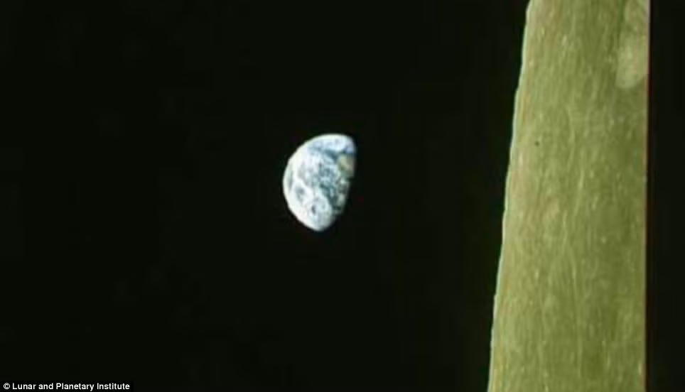 Bức ảnh nổi tiếng “Earthrise”. Phi hành gia William Anders trở thành người đầu tiên có một bức ảnh của Trái đất “mọc” từ đường chân trời của Mặt trăng.