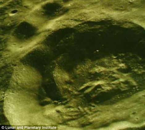 Cách đây 45 năm, ba phi hành gia người Mỹ đã đánh dấu sự thành công của sứ mạng Apollo 8, sứ mạng chinh phục Mặt trăng đầu tiên có sự tham gia của con người. Apollo 8 đã mở đường cho sứ mạng Apollo 11 với những bước chân đầu tiên của con người đặt lên bề mặt vệ tinh của Trái đất. Họ cũng trở thành những người đầu tiên được ngắm nhìn bề mặt của hàng xóm gần nhất của chúng ta, Mặt trăng.