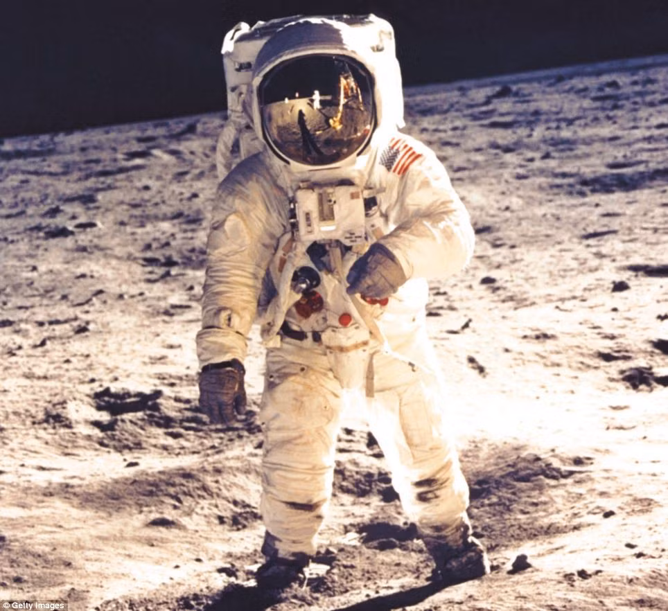 Đi bộ trên Mặt trăng. Trên chuyến tàu Apollo 11, hình ảnh phi hành gia Edwin 'Buzz' Aldrin đứng trên bề Mặt mặt trăng đã trở thành một trong những hình ảnh mang tính biểu tượng nhất thế giới.