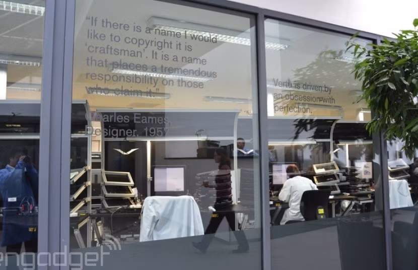 Trụ sở của Vertu được chia làm hai, bên phải là phòng quản trị và thiết kế còn bên trái là nơi sản xuất điện thoại và khu chuyển hàng. Hệ thống tường ở đây được thiết kế trong suốt nên có thể thấy rõ được quy trình sản xuất từ bên ngoài.