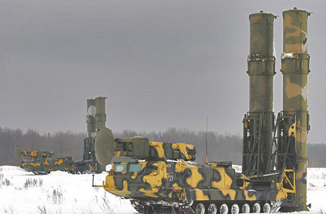 Bệ phóng di động hệ thống phòng không và phòng thủ tên lửa Antey 2500.