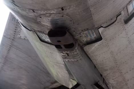 Pháo 23mm 2 nòng đặt dưới bụng tiêm kích MiG-21MF của Không quân Nhân dân Việt Nam.