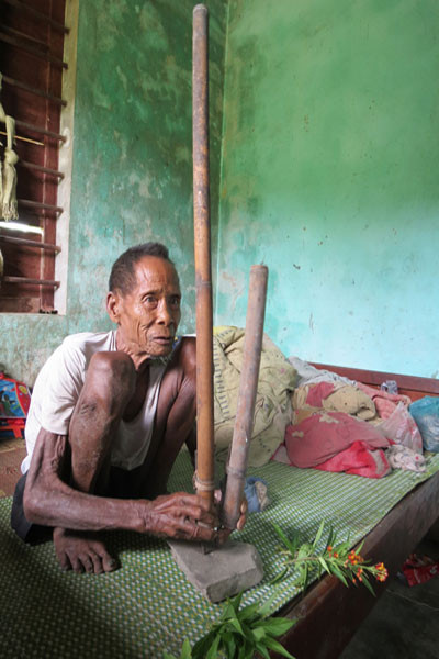 Thầy Ràng Cao Ống diễn lại các động tác của thuật "thổi thắt, thổi mở".