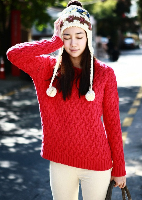 Người mệnh Thổ: Thổ cần được Hỏa sinh, khi lửa đốt cháy thì mọi vật đều trở về đất. Trang phục nên chọn với những hoạ tiết nên chọn nhiều hoa văn zigzag, hình nhọn. Màu tương sinh: Người mạng Thổ có khá nhiều sự lựa chọn màu cho trang phục. Bởi họ rất hợp với màu đỏ, màu hồng (Hỏa sinh Thổ), còn màu vàng và vàng đất lại chính là màu bản mệnh của Thổ nên càng tốt hơn.