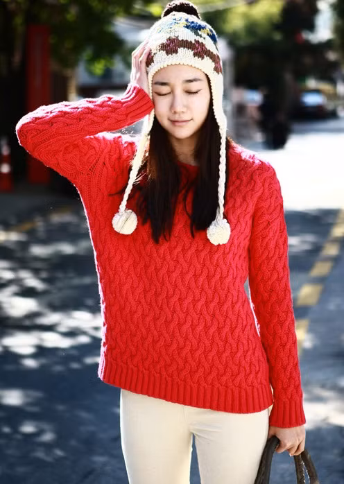 Người mệnh Thổ: Thổ cần được Hỏa sinh, khi lửa đốt cháy thì mọi vật đều trở về đất. Trang phục nên chọn với những hoạ tiết nên chọn nhiều hoa văn zigzag, hình nhọn. Màu tương sinh: Người mạng Thổ có khá nhiều sự lựa chọn màu cho trang phục. Bởi họ rất hợp với màu đỏ, màu hồng (Hỏa sinh Thổ), còn màu vàng và vàng đất lại chính là màu bản mệnh của Thổ nên càng tốt hơn.