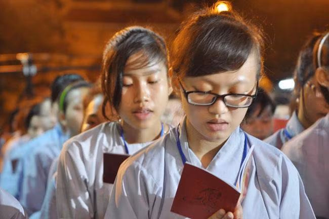 Dù bận rộn công việc mà bạn đã tranh thủ được thời gian để trì tụng kinh chú như vậy là rất tốt. Ảnh minh họa.