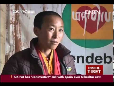 Cô Tshangjor - vị Ni theo truyền thống PG Tây Tạng đã cứu rất nhiều người nhờ y thuật của mình. Ảnh chụp lại từ phim tài liệu của đài CCTV (Trung Quốc).