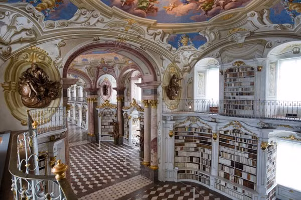 Hầu hết du khách tới thư viện này để chiêm ngưỡng thư viện đồ sộ, với hơn 200.000 đầu sách tại đây. Trong số đó, có tới hơn 1.400 bản là văn tự viết tay cổ xưa, văn tự cổ nhất ra đời từ thế kỷ thứ 8, và 530 cuốn sách in trước năm 1.500. Chính vì vậy, nơi đây luôn được công nhận là một kho tàng nghiên cứu quý giá của thế giới.